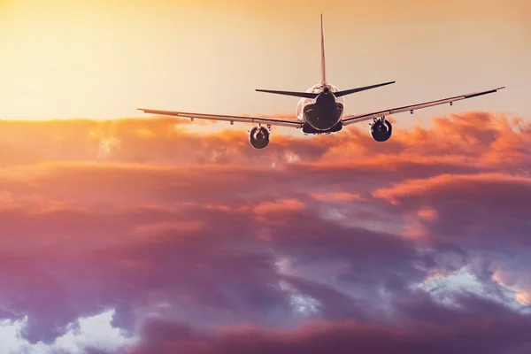 Samolot Pasażerski Przelatuje Nad Zachodem Słońca — Zdjęcie stockowe