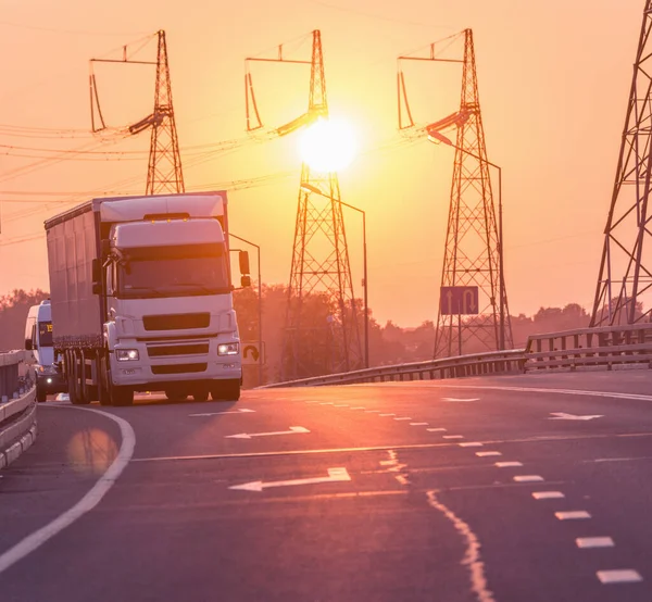 Ciężarówka Porusza Się Autostradzie Zachodzie Słońca — Zdjęcie stockowe