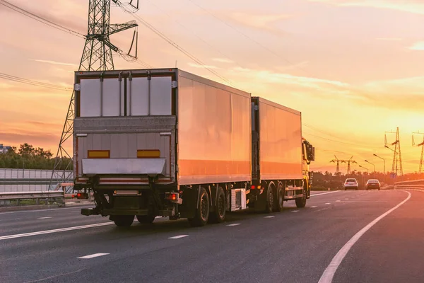 Ciężarówka Porusza Się Autostradzie Zachodzie Słońca — Zdjęcie stockowe