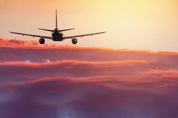 Passagierflugzeug Fliegt Über Den Abendhimmel — Stockfoto