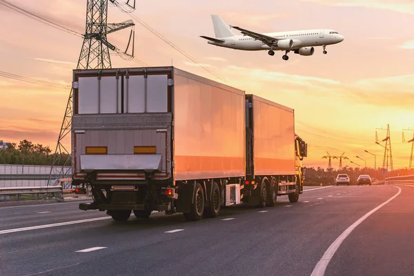 Vrachtwagen Beweegt Snelweg Het Vliegtuig Voor Landing Bij Zonsondergang — Stockfoto