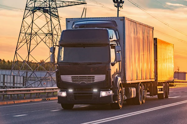 Lastkraftwagen Fährt Bei Sonnenuntergang Über Die Autobahn — Stockfoto