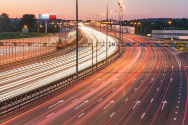 Günbatımında modern otoyol manzarası.