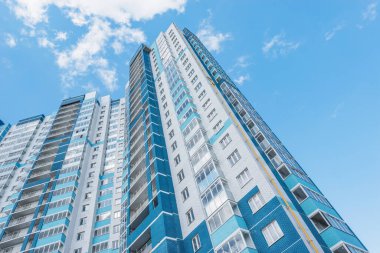 Korolev, Rusya - 14 Eylül 2018: Yeni apartmanın dış görünümü.