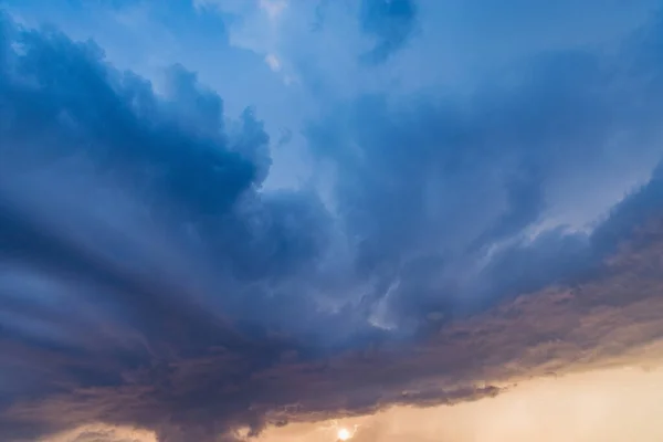 Dunkle Gewitterwolken Vor Dem Regen Bei Sonnenuntergang — Stockfoto
