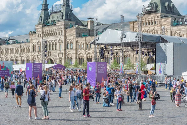 Menschenmenge auf dem Roten Platz während des Buchfestivals. — Stockfoto