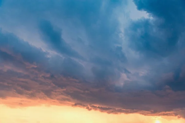 Donkere stormwolken voor de regen bij zonsondergang. — Stockfoto