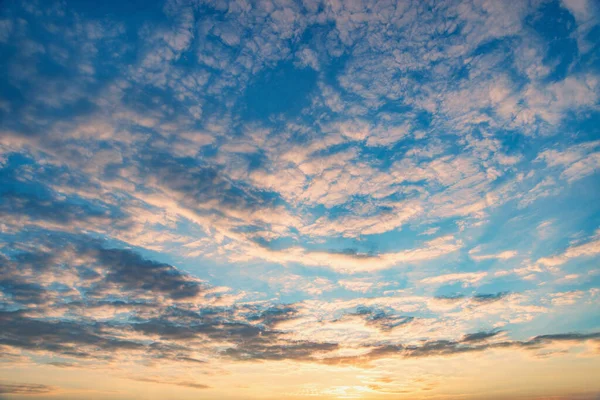 Erstaunliche Wolkenlandschaft am Himmel bei Sonnenuntergang. — Stockfoto