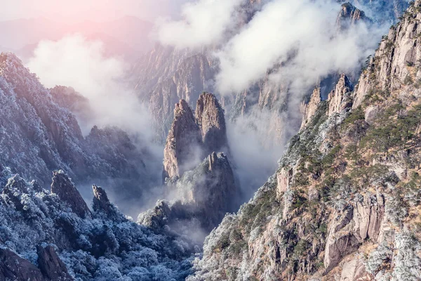 Chmury nad szczytami górskimi Parku Narodowego Huangshan. Chiny. — Zdjęcie stockowe