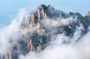 Huangshan Ulusal Parkı 'nın dağ tepelerindeki bulutlar. Çin.