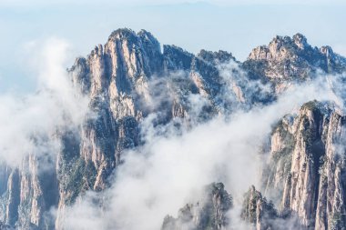 Huangshan Ulusal Parkı 'nın dağ tepelerindeki bulutlar.