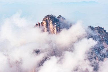 Huangshan Ulusal Parkı 'nın dağ tepelerindeki bulutlar.