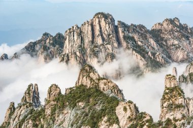 Huangshan Ulusal Parkı 'nın dağ tepelerindeki bulutlar. Çin.