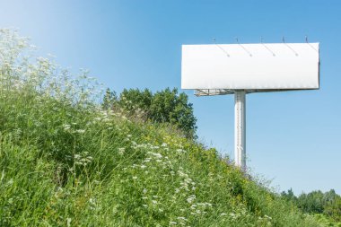 Boş ekranlı Beyaz Büyük Billboard.