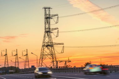 Günbatımında modern otoyol manzarası.