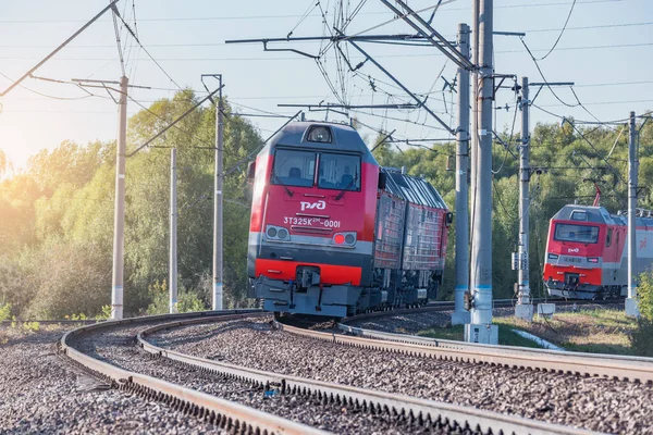 モスクワ ロシア 2019年8月29日 夕方の強力な貨物ディーゼル機関車 — ストック写真