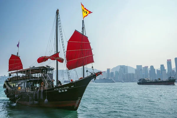 Небольшой ретро-корабль в гавани Гонконга. — стоковое фото