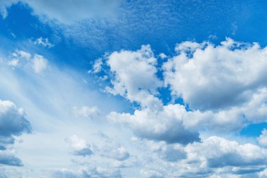 Gündüzleri gökyüzünde inanılmaz bulutlar..