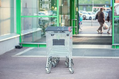 Süpermarketin girişindeki alışveriş arabaları..