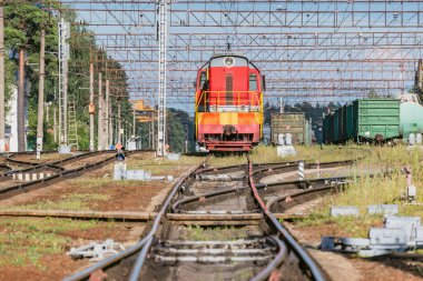 Yük trenleri akşam saatlerinde istasyonda durur..