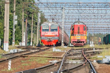 Korolev, Rusya - 11 Ağustos 2020: Zelyony Bor istasyonunda yük ve yolcu trenleri.