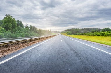 Bulutlu bir sabahta sırılsıklam yol..