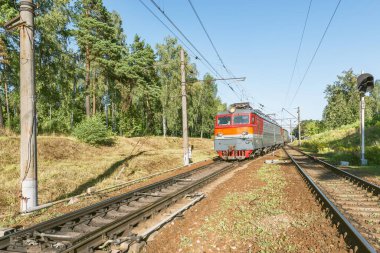 Yük treni yaz günü istasyondan ayrılıyor..