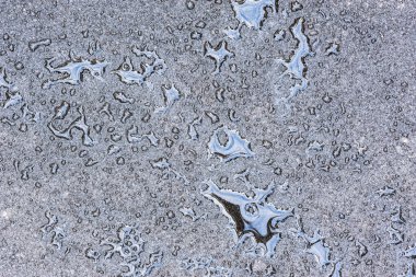 Yeni asfalt yolda su.