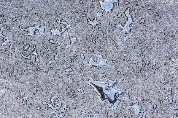 Yeni asfalt yolda su.