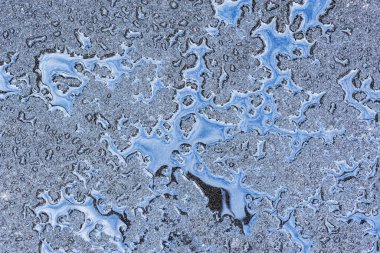 Yeni asfalt yolda su damlaları.