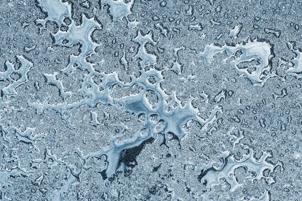 Gotas de agua en el nuevo camino de asfalto. — Foto de Stock