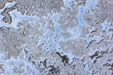 Yeni asfalt yolda su damlaları.