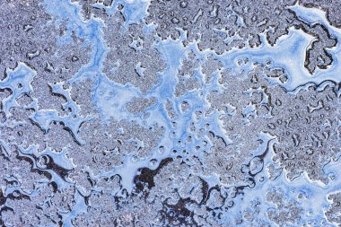 Yeni asfalt yolda su damlaları.