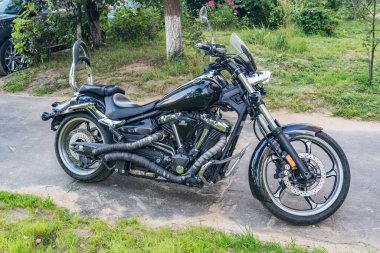 Motosiklet şehir caddesinde duruyor..