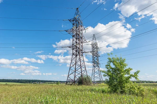 Líneas eléctricas sobre el campo verde. — Foto de Stock