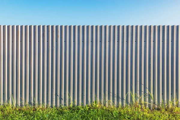 Серый Металлический Вертикальный Материал Стены Фона Закате — стоковое фото