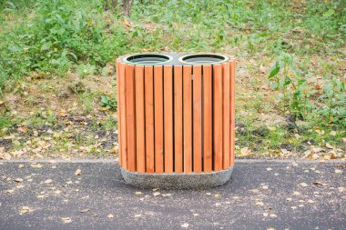 Şehir parkı yolunda atık toplama çöpü.