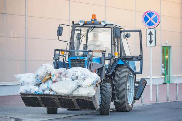 Korolev, Rusya - 08 Ağustos 2020: Süpermarketten hareket eden çöp torbalarının süreci.