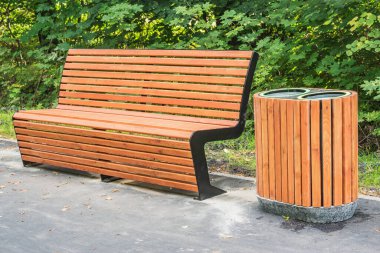 Gün batımında şehir parkında atık toplama tahtaları için çöp kutusu..