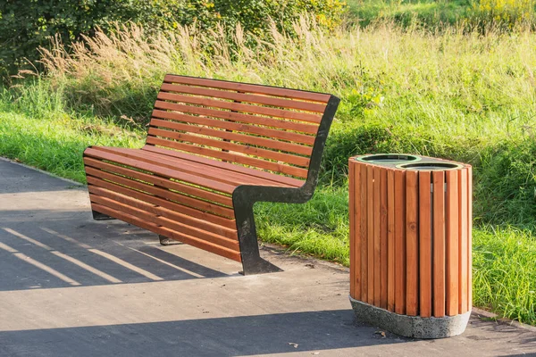 Bin Voor Afvalinzameling Houten Bank Het Stadspark Bij Zonsondergang — Stockfoto