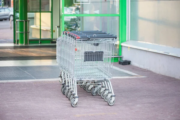 Nákupní Vozíky Vchodu Supermarketu — Stock fotografie