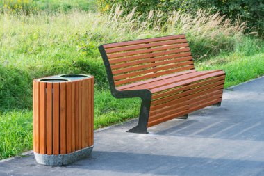 Gün batımında şehir parkında atık toplama tahtaları için çöp kutusu..