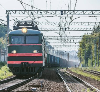 İstasyonda uzun bir yük treni hareket ediyor..