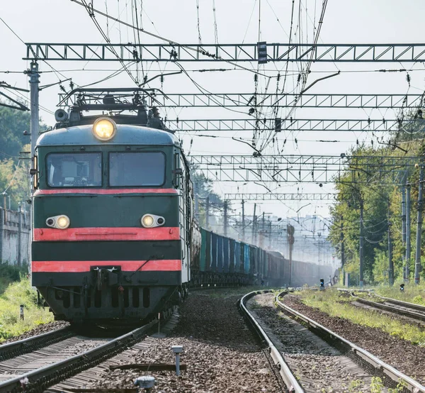 İstasyonda uzun bir yük treni hareket ediyor..