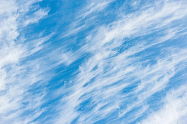 Белые облака на небе в дневное время. — стоковое фото