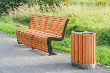 Gün batımında şehir parkında atık toplama tahtaları için çöp kutusu..