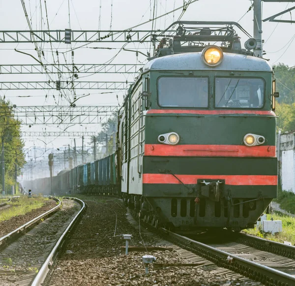 İstasyonda uzun bir yük treni hareket ediyor..