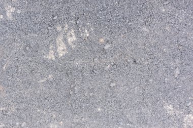 İnşaat zamanından sonra yeni kirli asfalt yol yüzeyi.