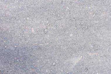 İnşaat zamanından sonra yeni kirli asfalt yol yüzeyi.