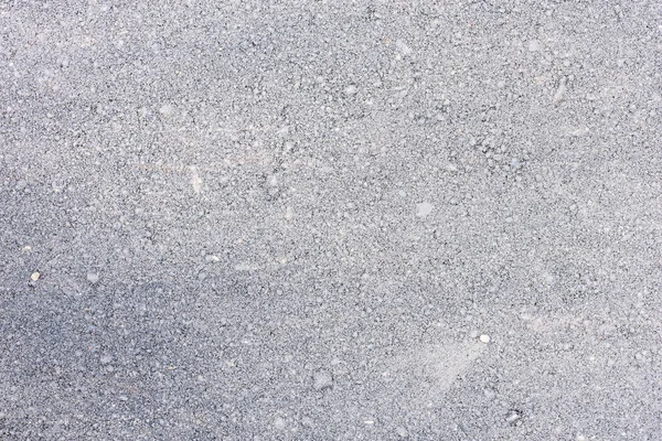 İnşaat zamanından sonra yeni kirli asfalt yol yüzeyi.